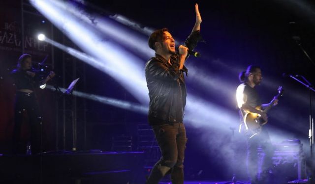 Emre Aydın Gazi Şehirliler için konser verdi 