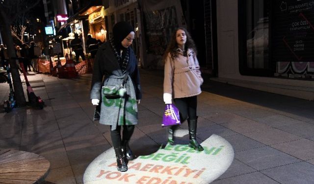 Kadıköy'de sokaklar kadın sözleriyle aydınlandı 