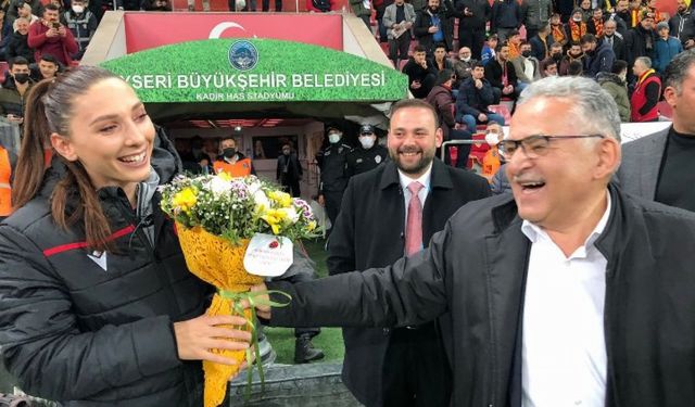 Kadın hakeme anlamlı jest