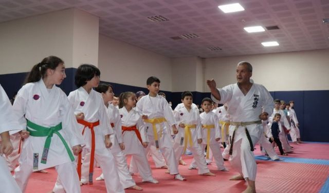 Kocaeli İzmit Belediyespor, geleceğin usta karatecilerini yetiştiriyor 
