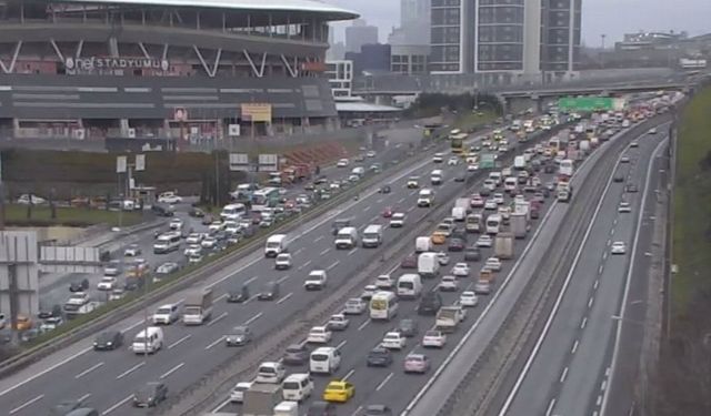 Meteorolojik uyarı İstanbul'da trafiği yoğunlaştırdı