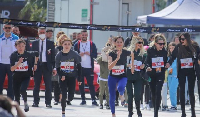 RUNAntalya'da yüksek topuklarla koştular