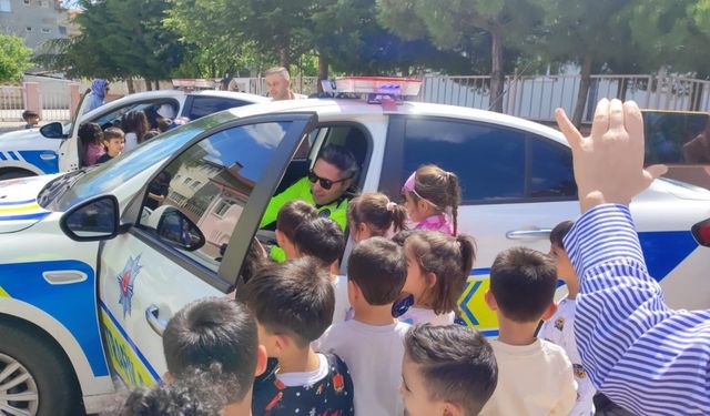 Polis ekipleri Trafik Haftası’nı çocuklarla kutladı
