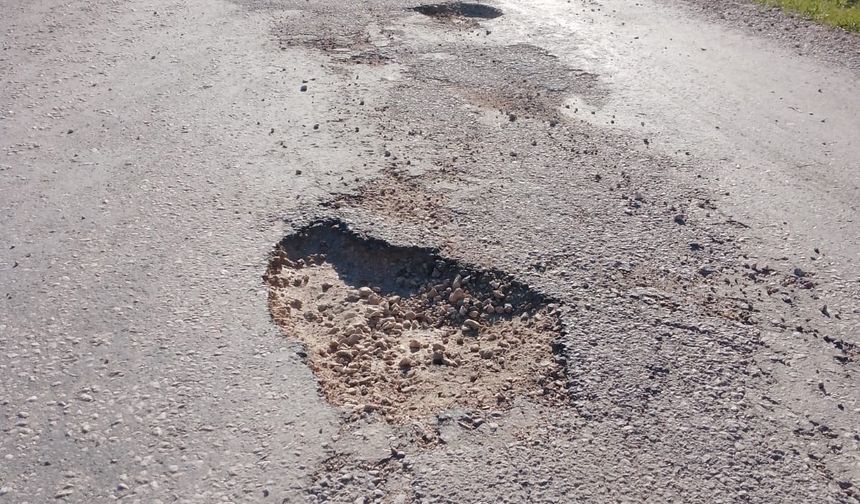 Gediz Dereköy yolu sürücülere çile oldu