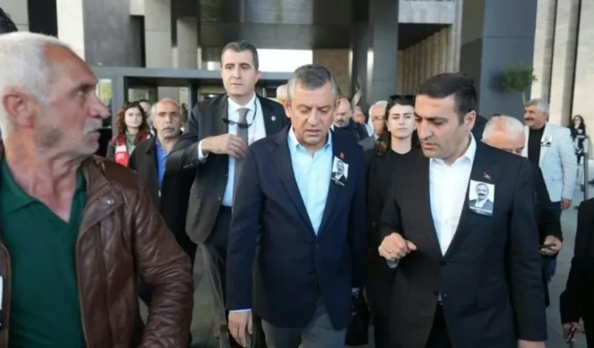 CHP Genel Başkanı Özgür Özel’e AKM çıkışında fiziksel saldırı: Saldırganın geçmişi dikkat çekti