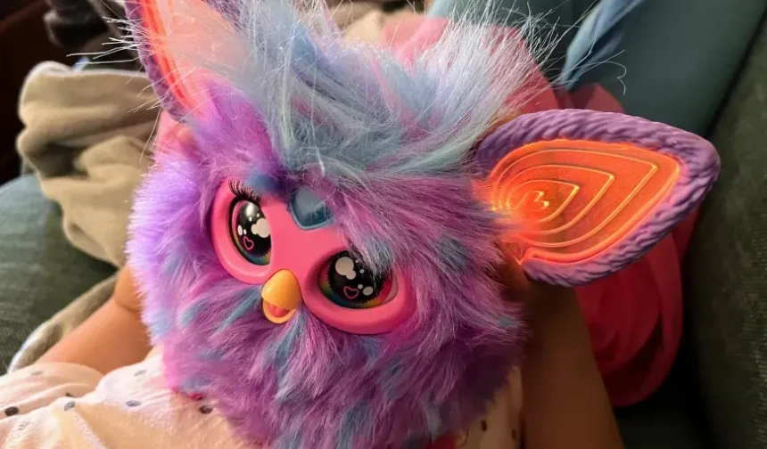 Evinde Unutulmuştu, Şimdi Binlerce Euro Ediyor: 90'ların Efsanesi Furby Koleksiyonerlerin Gözdesi Oldu