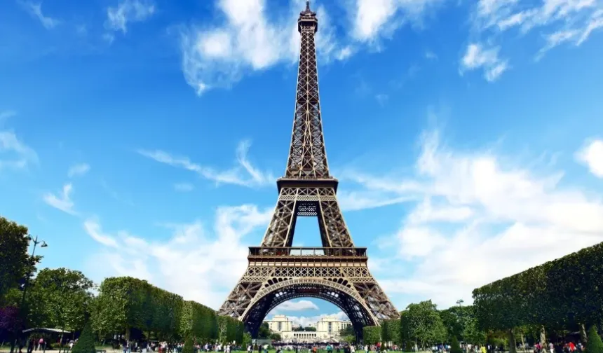 Sıcak Havalarda Eiffel Kulesi Uzuyor: Yaz Aylarında 15 Santimetreye Kadar Büyüyor