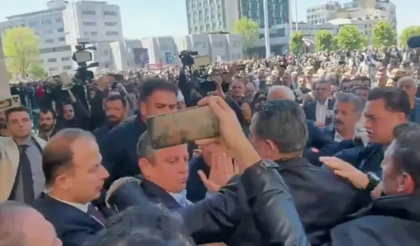 Sırrı Süreyya Önder’in Cenazesinde Yumruklu Saldırı: CHP Lideri Özgür Özel'e Kim Saldırdı?